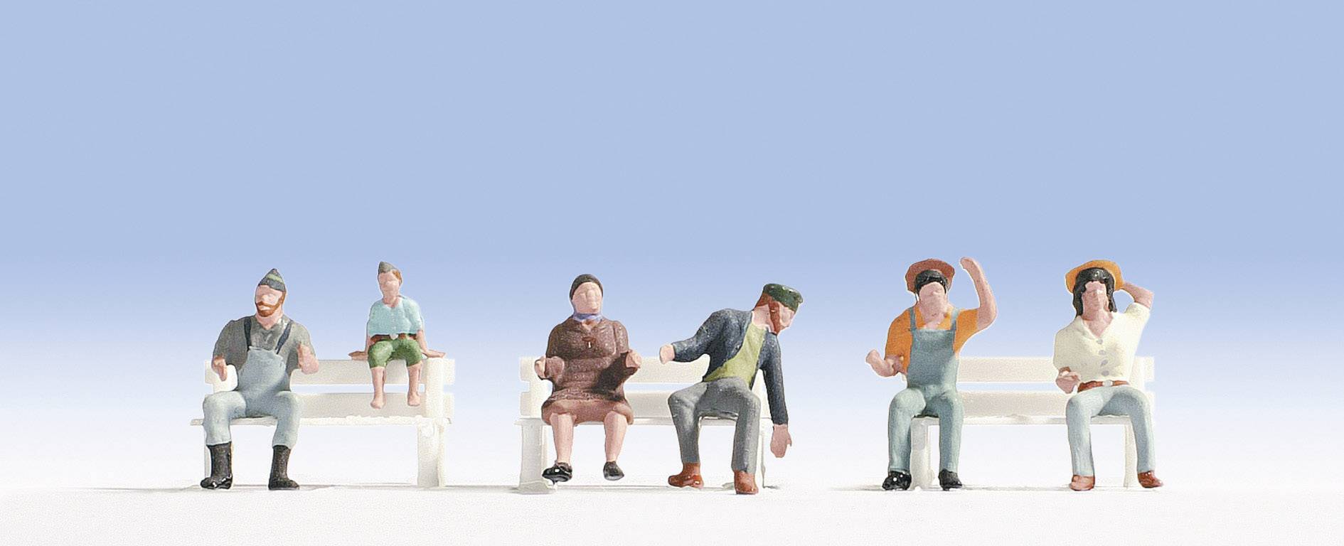Több miniatűr figura ül két padon egy kék égbolt előtt. A figurák különböző ruhákat és kalapokat viselnek.