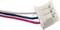 Egy fehér műanyag dugasz három különböző színű kábellel: egy piros, egy fekete és egy fehér kábellel.