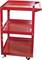 Piros fémből készült görgős kocsi három polccal és fogantyúval. A kocsi könnyű mozgathatóságot biztosító kerekekkel rendelkezik, és műhelyi tárolásra alkalmas.