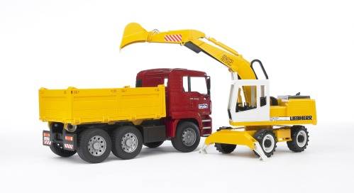 Egy sárga játék kotrógép felemelt karral és egy piros billenőplatós teherautó rakománnyal. A 'Liebherr' felirat látható a kotrógépen.