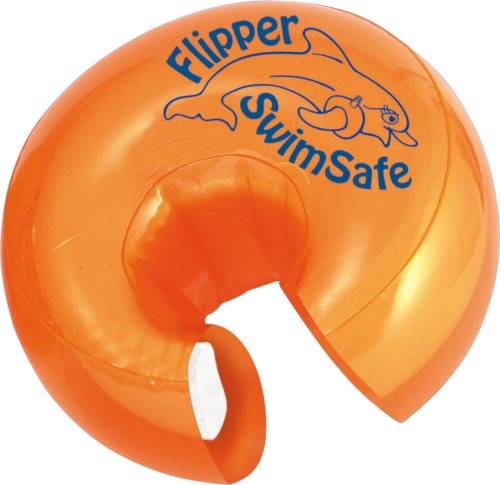 Egy narancssárga úszógumi a 'Flipper SwimSafe' felirattal és egy delfin motívummal.