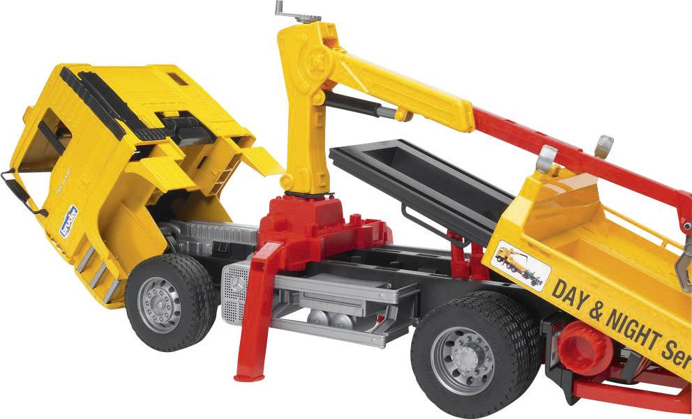 Egy sárga játék vontató piros daruval egy sárga járművet húz. Az oldalán 'NAP & ÉJSZAKA Szolgálat' felirat látható.
