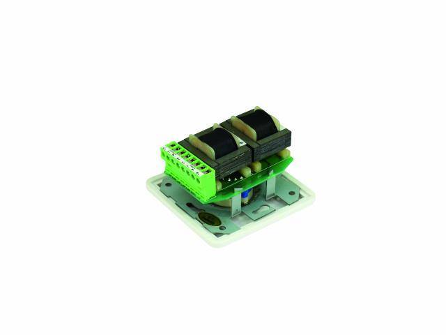 Egy elektromos modul zöld csatlakozókapcsokkal és fekete transzformátorokkal fehér szerelőlapon.
