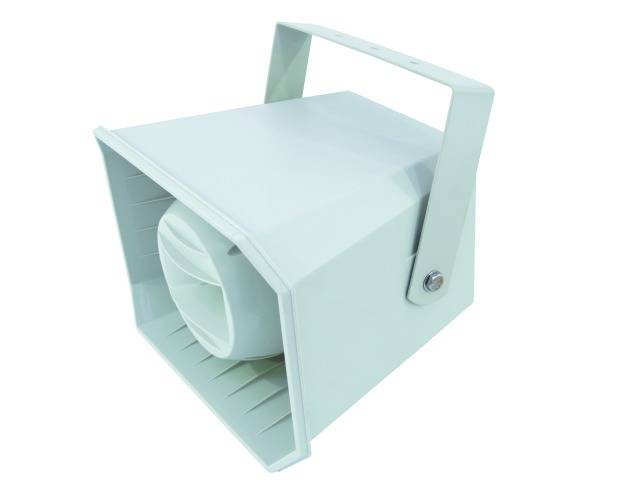 Egy fehér, téglalap alakú mennyezeti ventilátor bordázott védőráccsal és fogantyúszerű markolattal a tetején, beltéri szellőztetésre.
