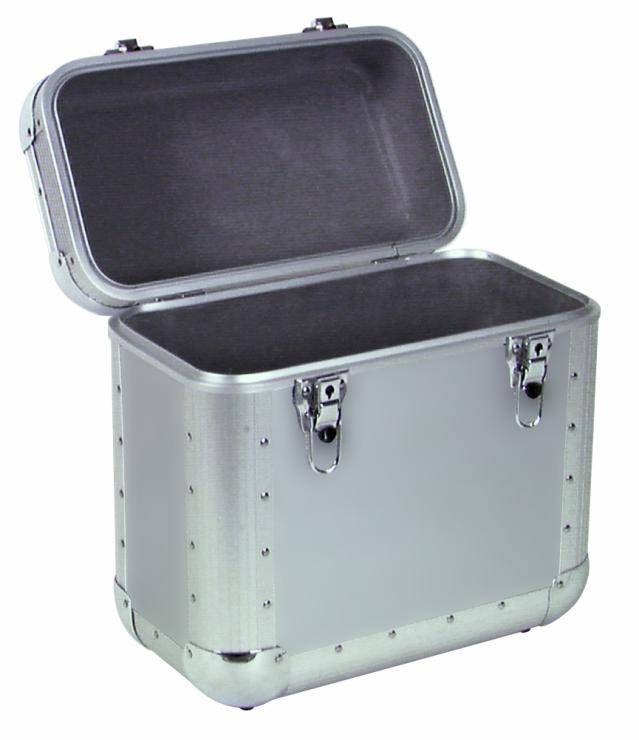 Kinyitott ezüstszínű fém védőkoffer robusztus zárszerkezettel, alkalmas tárgyak biztonságos szállítására.