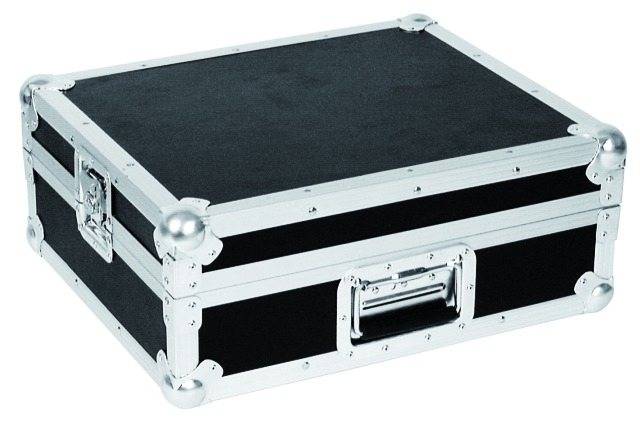 Egy fekete szállítótáska ezüst fém sarokokkal és élekkel. A táska rendelkezik egy fogantyúval, és biztonságos tárolásra használják.