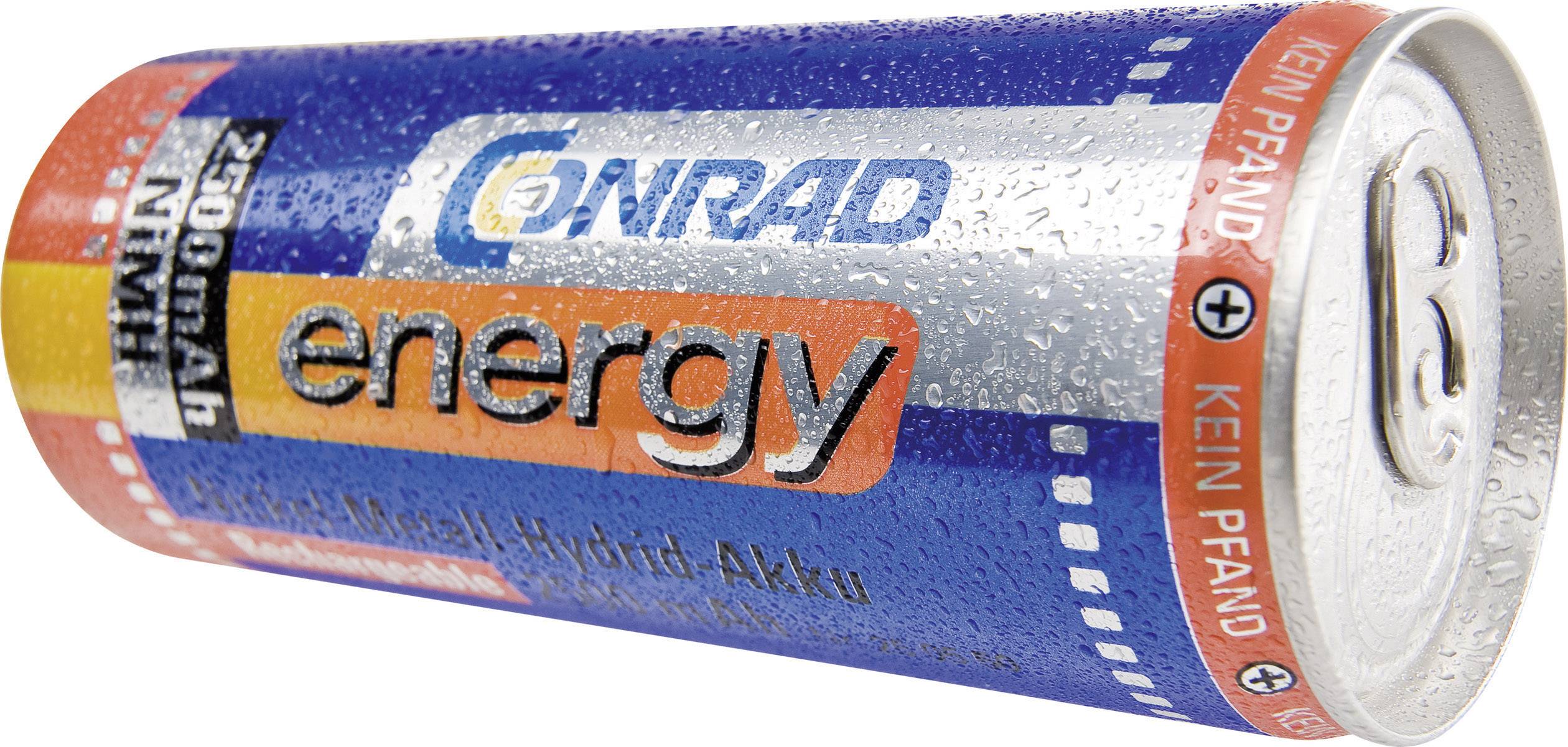 Egy AA-elem Conrad Energy felirattal. Az elem nedves, és az oldalán a 'Nem betétdíjas' szöveg szerepel.