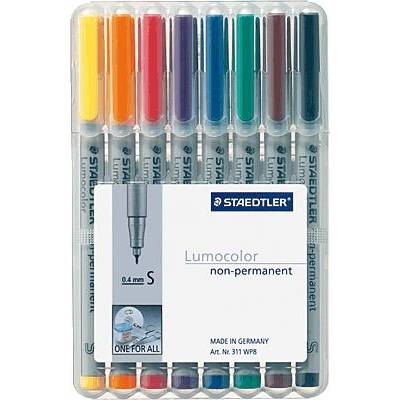 Nyolc Lumocolor filctoll különböző színekben egy csomagolásban. A filcek nem permanens jellegűek és 0,4 mm-es hegyűek. Németországban gyártva.