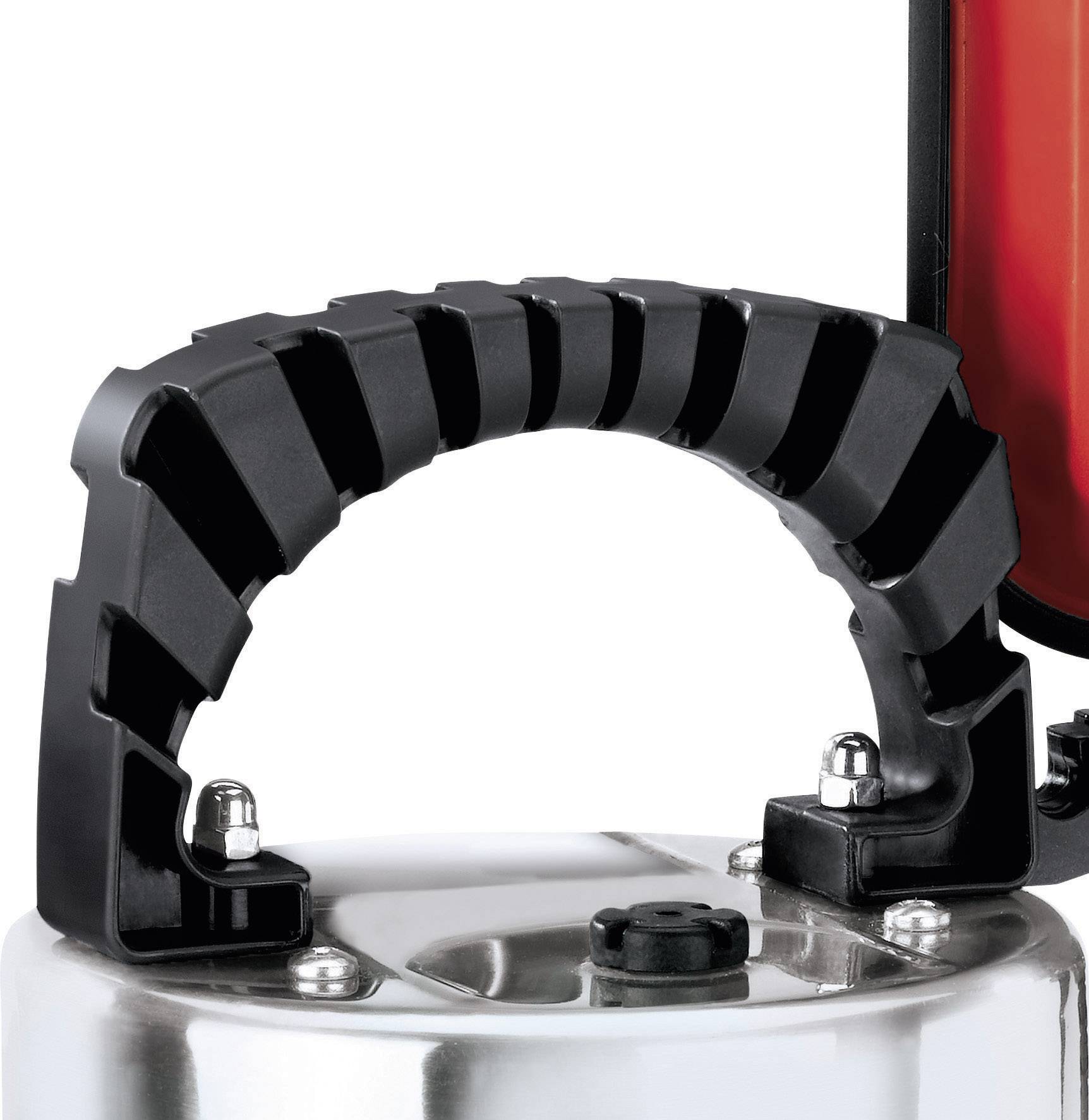 Fekete, hajlított fogantyú ezüstös fémtárgyon, stabilan rögzítve. A fogantyú valószínűleg hordozásra vagy fogásra szolgál.