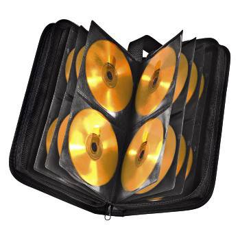 Egy fekete CD-tok nyitva van, és több arany CD látható a rekeszeiben.