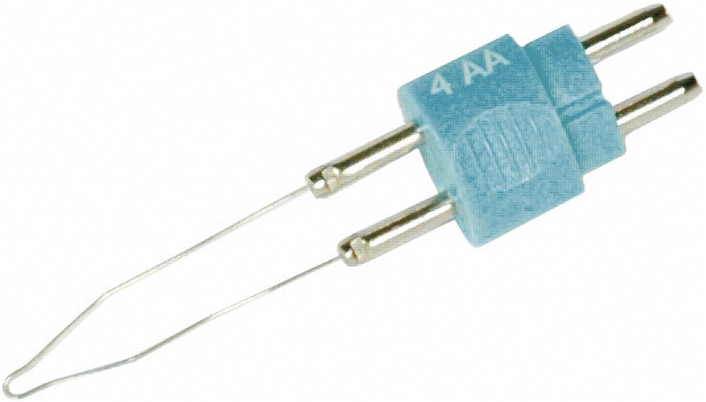 Egy kék elektromos csatlakozó, amelyen '4 AA' felirat szerepel, két fémcsúccsal, amelyeket egy drót köt össze.