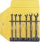 Hétdarabos, sárga tartóban lévő nyitott villáskulcs-készlet, különböző méretekben (4-től 10 mm-ig).
