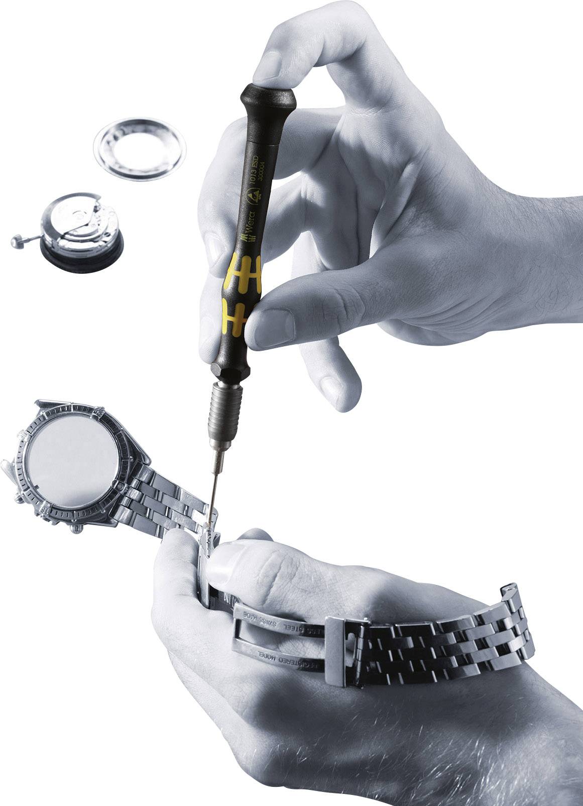 Egy személy egy óráscsavarhúzóval javít egy karórát. A háttérben az óra egyes alkatrészei láthatók.