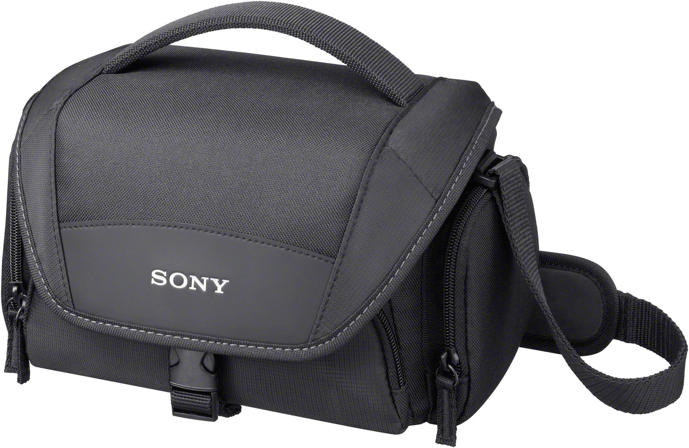 Fekete fényképezőgép táska Sony logóval, fogantyúval és állítható vállpánttal, védelmet és szállítási lehetőséget nyújt fényképezőgépeknek és tartozékoknak.