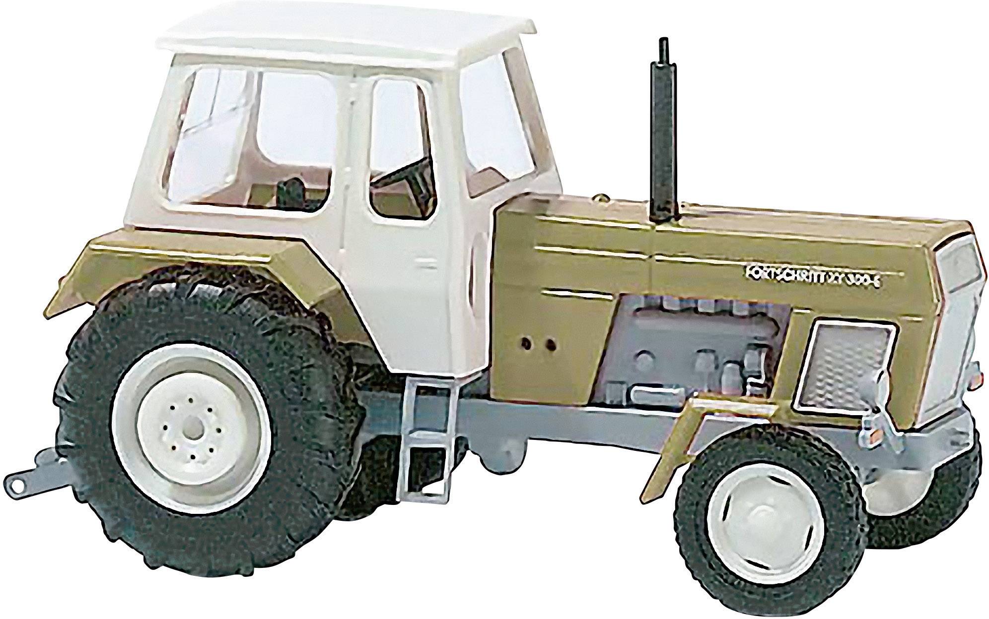 Egy barna és fehér színű háromkerekű modell traktor oldalnézetben látható.