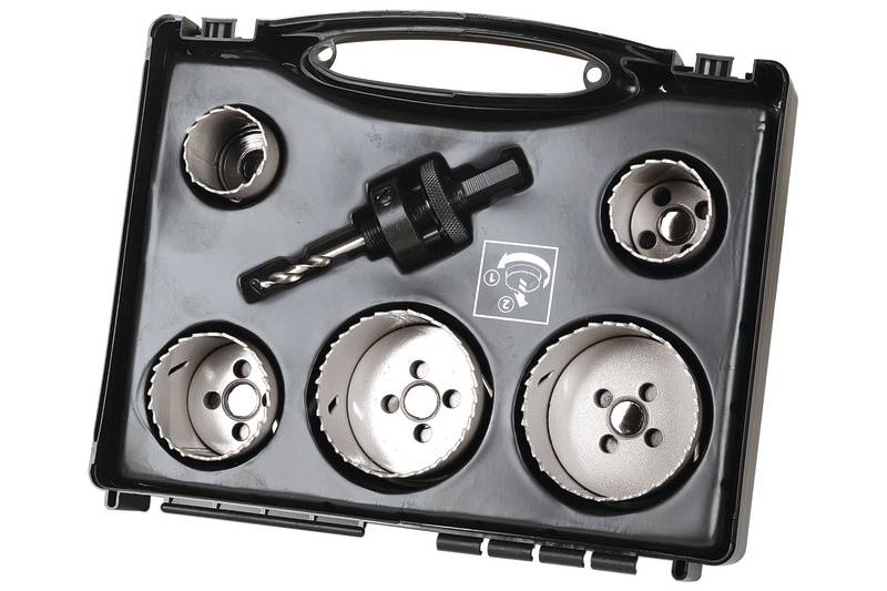 Fúrókorona-készlet táskában, különböző méretű köralakú betétekkel és egy adapterrel, nagy lyukak fúrásához különböző anyagokba.