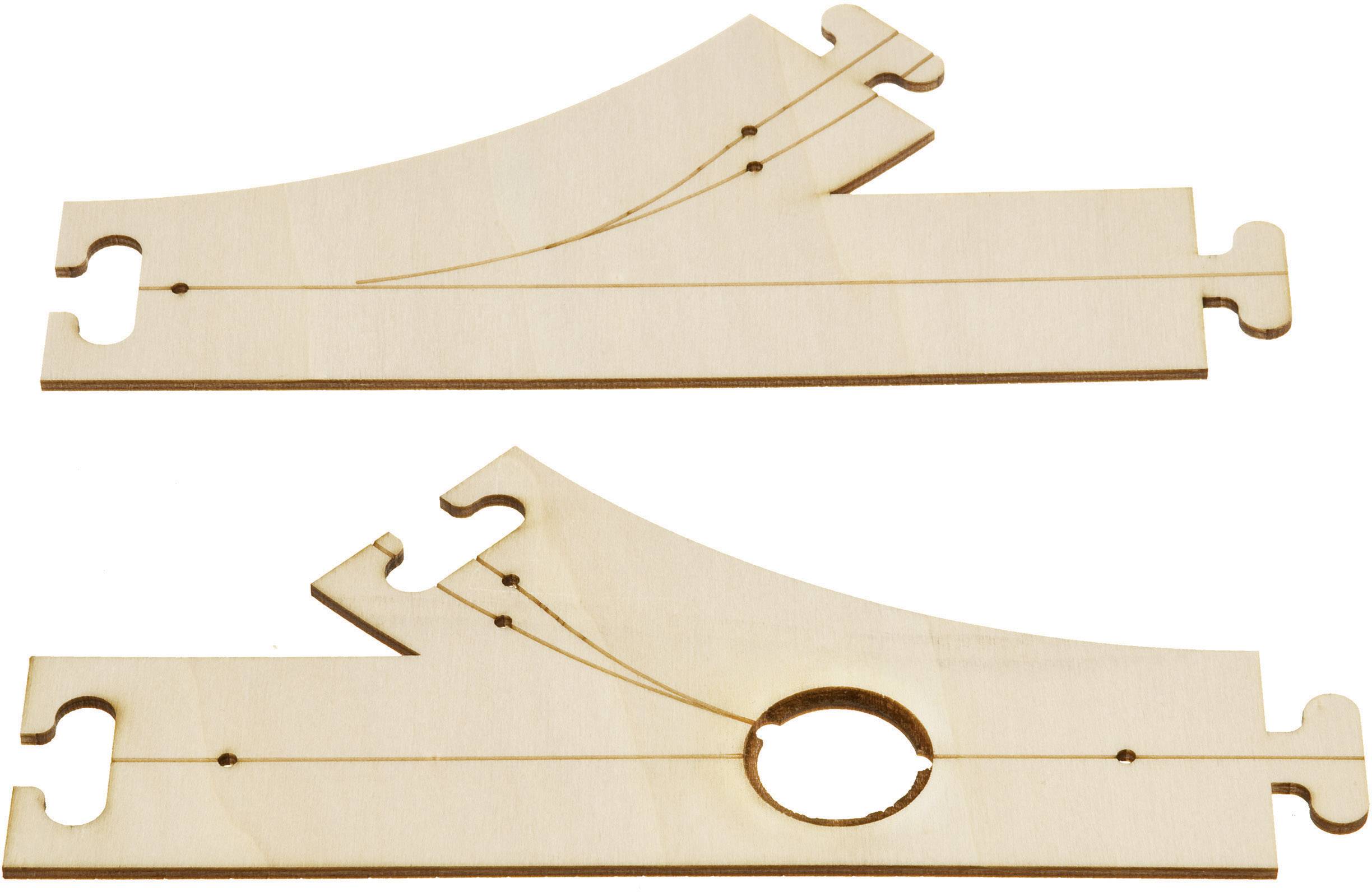 Egy mechanikai modell fa alkatrészei, lézervágással készítve, fogaskerekekkel és egy kerek kivágással.