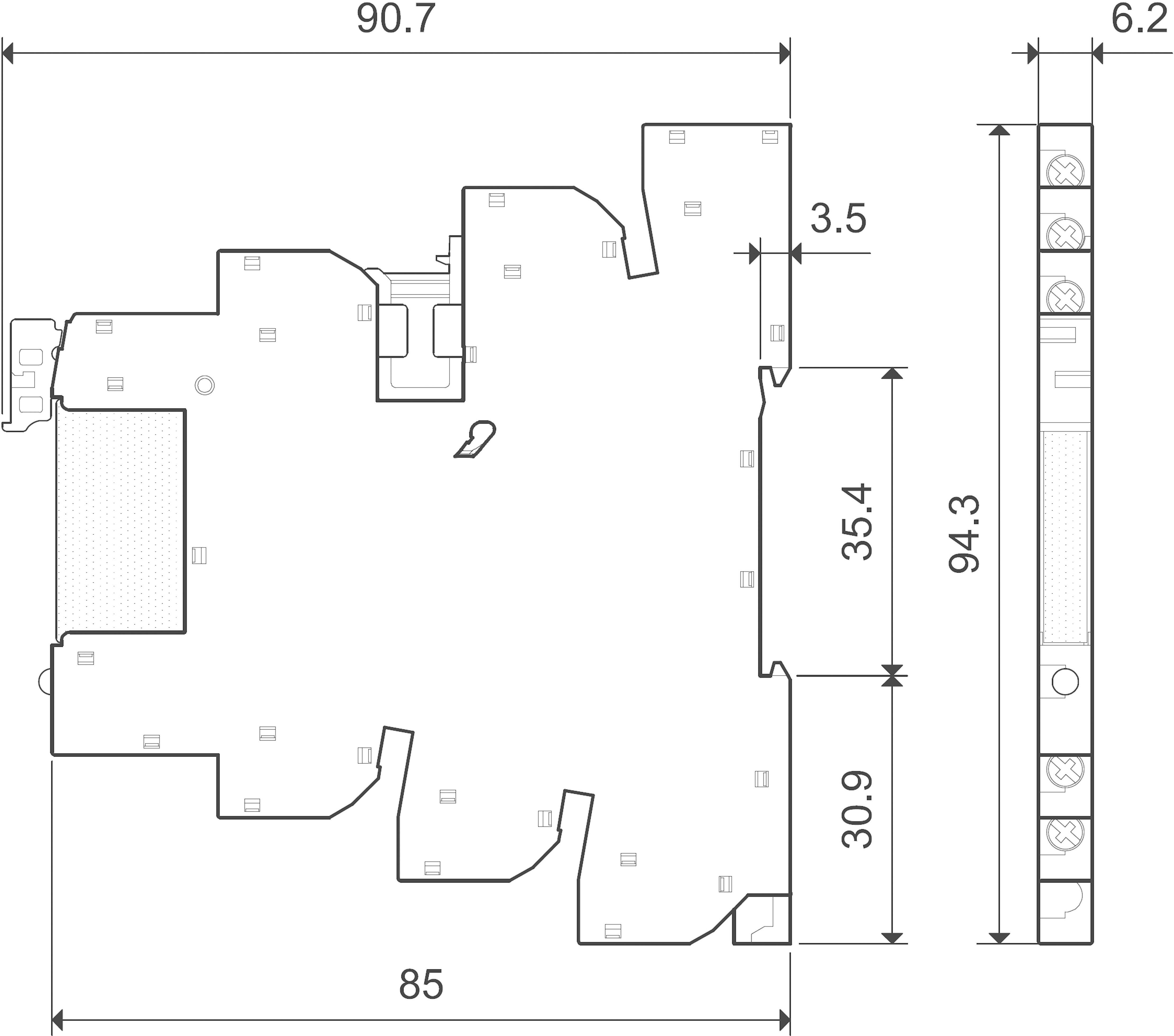 Egy épület alaprajza méretezéssel: szélesség 90,7, magasság 94,3 és mélység 6,2. A belső terek névtelenek, különböző helyiségformák láthatók.