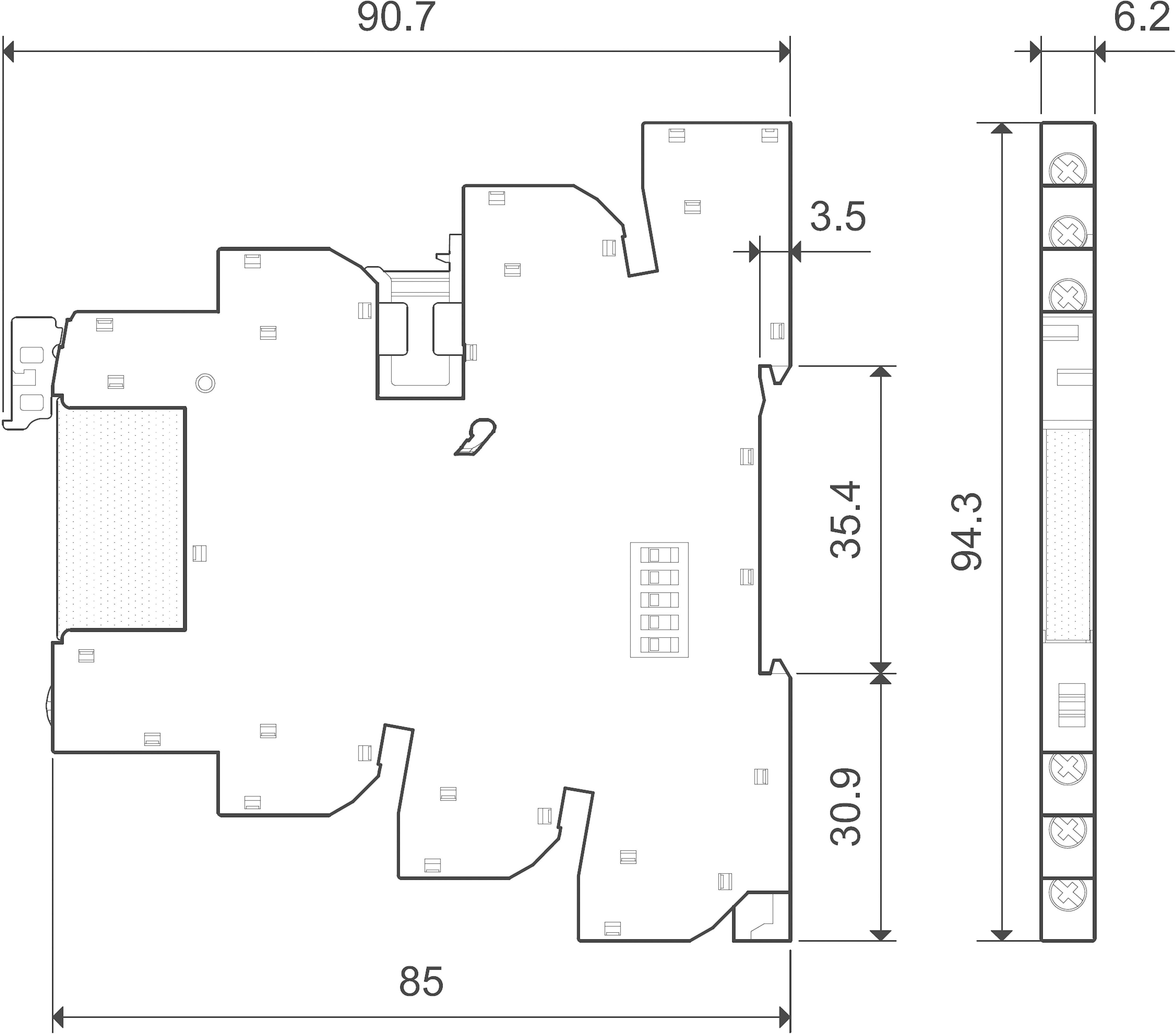 Egy épület alaprajza a következő méretekkel: 90,7 x 85 és 6,2 x 94,3 méter. A helyiségek jelölve vannak, a központi terület a legfontosabb.