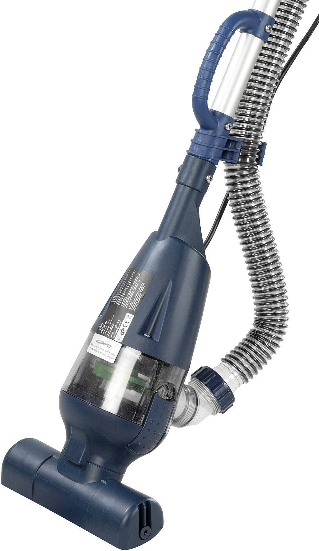 Egy kék kézi porszívó átlátszó porgyűjtő tartállyal és rugalmas tömlővel fehér háttér előtt fekszik.