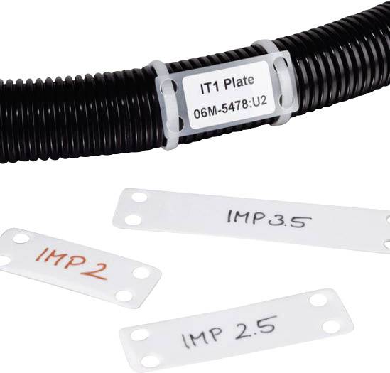 Fekete kábel 'IT1 Plate 06M-5478:U2' feliratú címkével és három különálló fehér tábla, amelyeken 'IMP 3.5', 'IMP 2', 'IMP 2.5' feliratok szerepelnek.