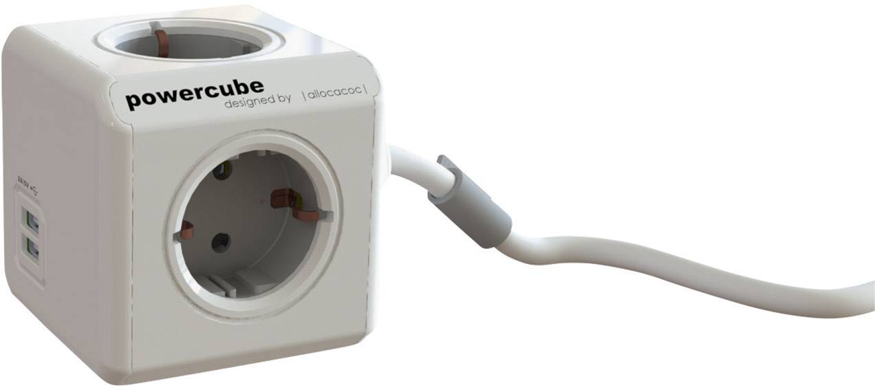 Fehér PowerCube elosztó több csatlakozóaljzattal és USB-portokkal, hálózati kábelhez csatlakoztatva. Tökéletes helytakarékos töltéshez.