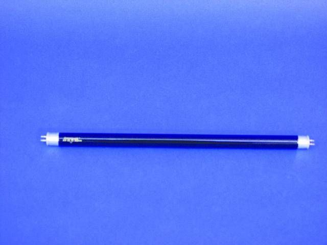 Egy kék fénycsövet fektettek vízszintesen egy kék háttér előtt.