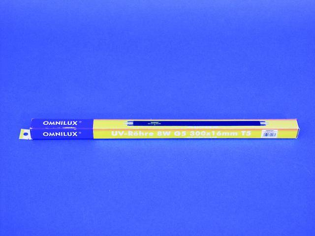 Egy OMNILUX UV-cső 8W, QS, 300x16mm, T5 csomagolása kék háttérrel.