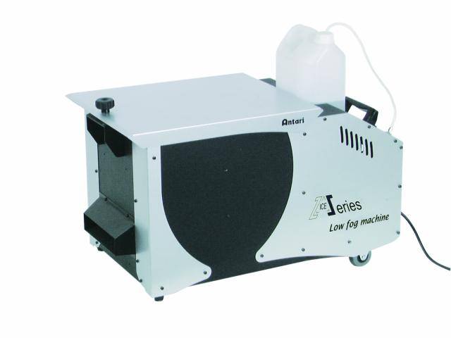 Egy ködgép egy fehér kanniszterrel a tetején, amelyen 'Low fog machine' felirat látható. Rendezvényeken használják.