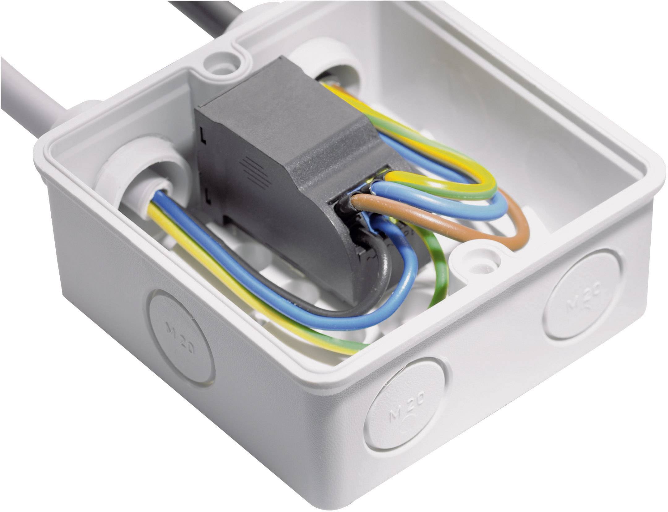 Egy nyitott elosztódoboz, amelyben több színes elektromos kábel csatlakozik egy sorkapcshoz.