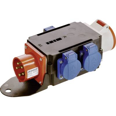 Egy piros és kék csatlakozókkal rendelkező elektromos dugaszolóaljzat-adapter, ipari felhasználásra alkalmas. Rajta a 'Mennekes' logó.
