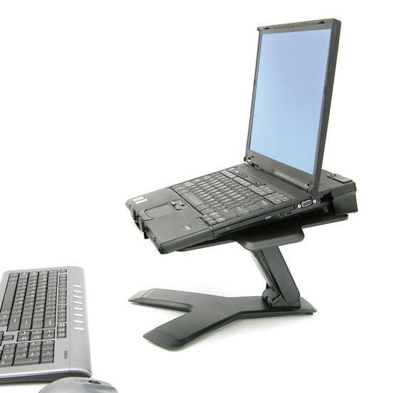 'Egy laptop egy állítható magasságú tartón, mellette egy billentyűzet. A képernyő felfelé billentve.'