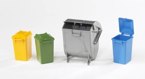 Négy, különböző színű hulladéktartály: egy sárga, zöld, szürke és kék, egymás mellé állítva fehér háttér előtt.
