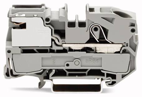 Egy szürke elektromos sorkapocs részletes belső nézettel, amely bemutatja a csatlakozókat és az alkatrészeket.