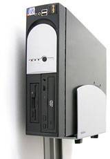 Egy asztali számítógép függőlegesen elhelyezett házzal. A tetején USB-csatlakozók és egy CD-meghajtó találhatók.