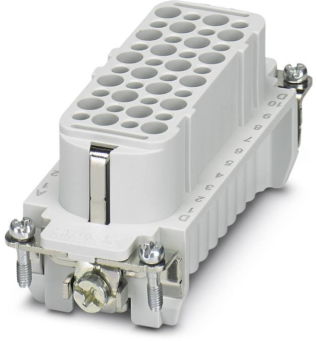 Egy szürke-fehér elektromos csatlakozó több aljzattal, csavarokkal a sarkokon és sorszámjelölésekkel az él mentén.