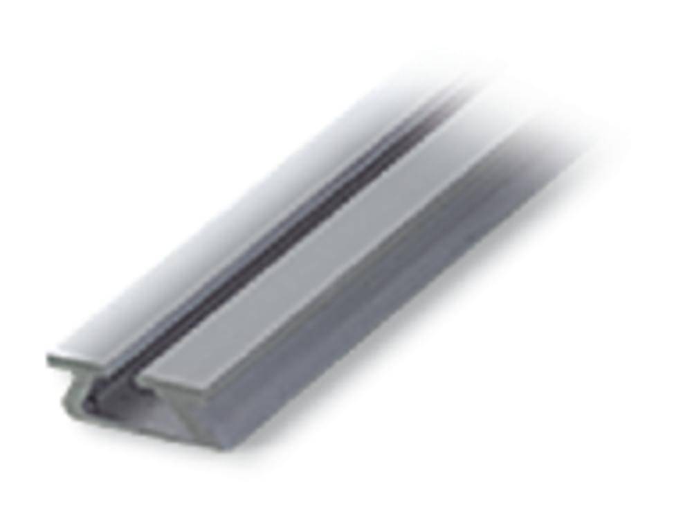 Egy ezüstszínű fémprofit téglalap keresztmetszettel és oldalsó horonnyal.