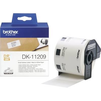 Brother DK-11209 címketekercs dobozban, kis méretű címkékhez, fekete nyomtatással fehér papíron. A csomag és a tekercs látható.