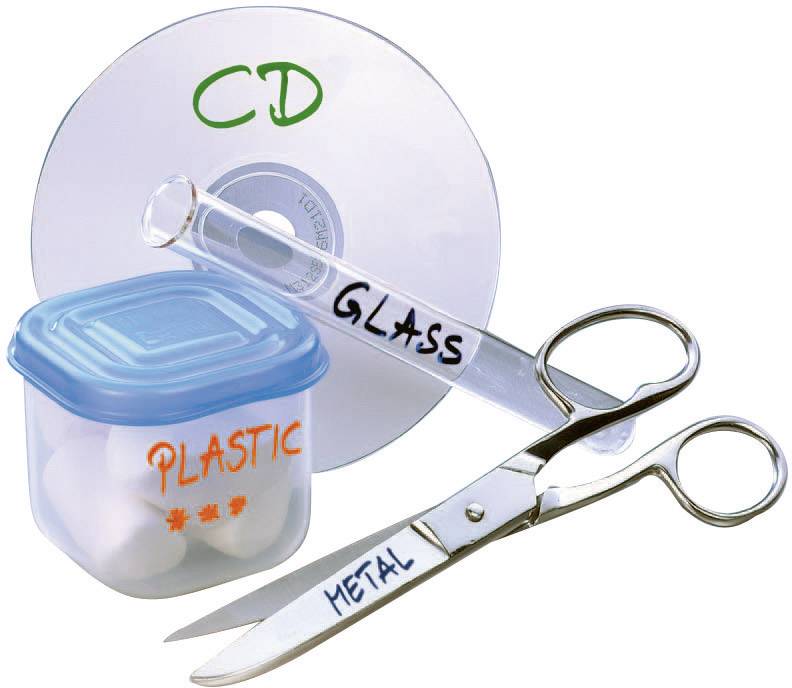 Egy CD, egy üvegcső 'GLASS' felirattal, egy műanyag tároló 'PLASTIC' felirattal és egy olló 'METAL' felirattal a pengéjén.