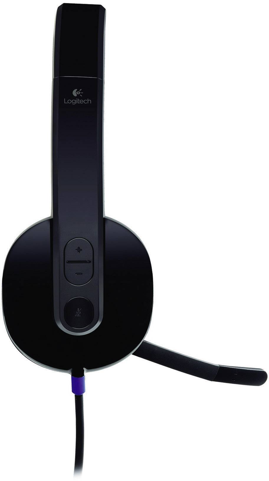 Egy fekete Logitech-fejhallgató, jobb oldalán mikrofonkarral és kábeles csatlakozással, amely számítógépes és játékos alkalmazásokhoz egyaránt alkalmas.