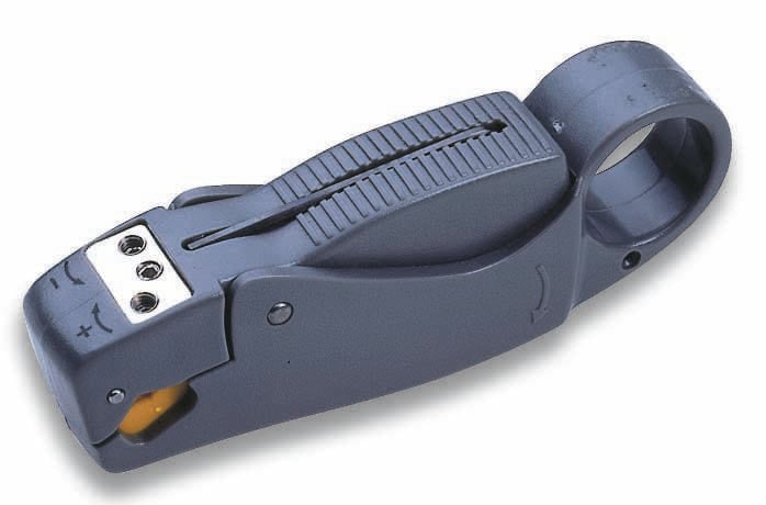 Egy kék kábelcsupaszító eszköz egy fogantyúval és egy pengével, amelyet kábelek szigetelésének eltávolítására használnak.