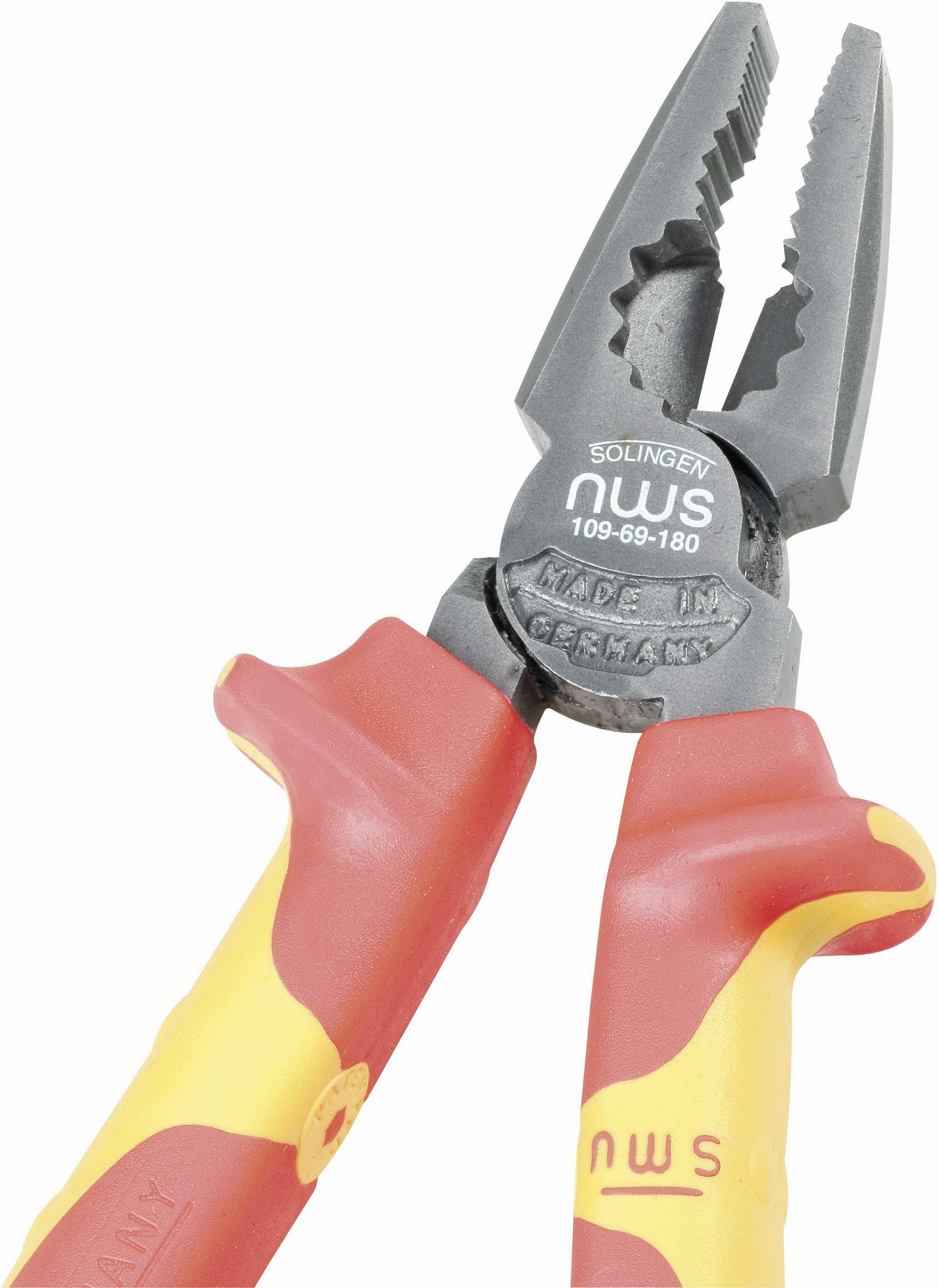 Piros és sárga fogantyúval rendelkező szigetelt kombinált fogó, elektrikusi munkákhoz alkalmas, amelyre a 'Made in Germany' felirat van gravírozva.