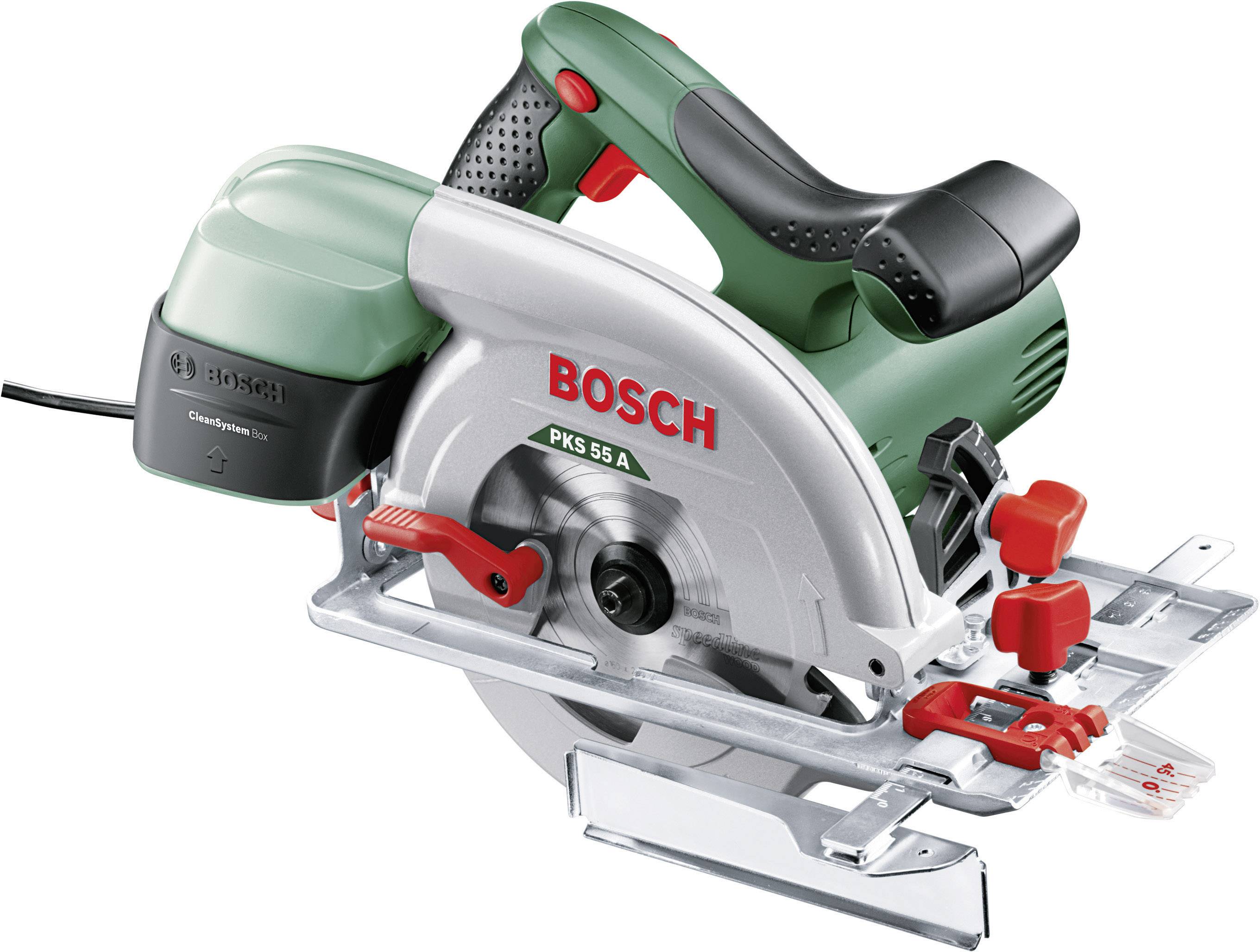 Bosch típusú körfűrész, PKS 55 A modell, ergonomikus fogantyúval és védőburkolattal, alkalmas precíz fa vágásokhoz.