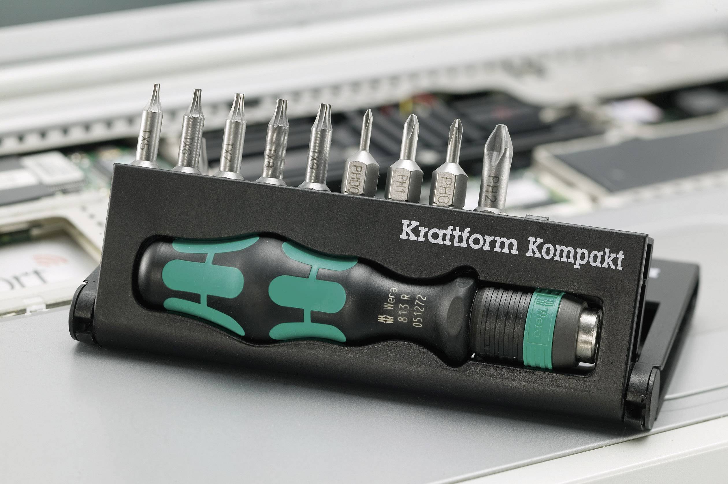 Csavarhúzó készlet 'Kraftform Kompakt' különböző betétekkel, ideális sokféle javítási és szerelési munkálatokhoz.
