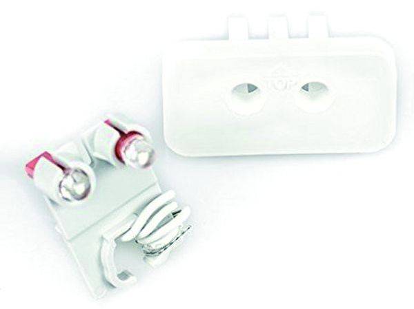 Fehér műanyag szerelési alkatrészek, két részből állnak: egy csavarokkal és rugókkal ellátott talprészből és egy lyukakkal rendelkező fedélből.