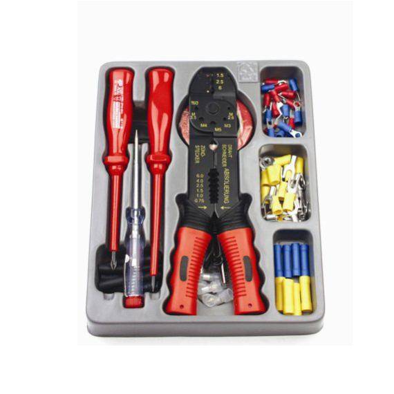 Egy szerszámosláda két csavarhúzóval, egy kábelcsupaszító fogóval és különböző elektromos szerszámok javításához szükséges alkatrészekkel.