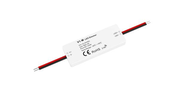 Egy fehér, téglalap alakú LED-dimmер piros és fekete kábelekkel mindkét oldalán. Felirata: 'V1-M LED Dimmer, 12-24VDC, 96W, CE, RoHS'.
