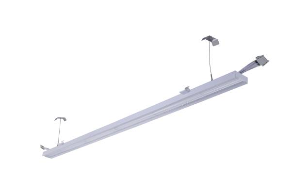Egy modern, hosszúkás LED-mennyezeti lámpa két rögzítési ponttal fehér mennyezeti sínre szerelve. Alkalmas ipari vagy irodai terekhez.