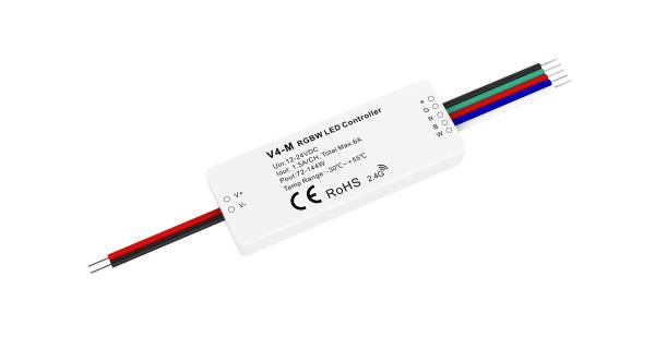 Egy fehér LED-vezérlő csatlakozókábelekkel, amelyek piros, fekete, kék, zöld és fehér színűek. A készüléken lévő szöveg műszaki specifikációkat jelez.