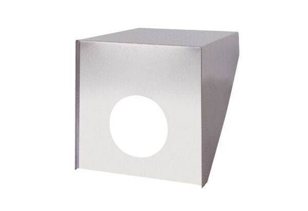 Egy ezüstös fémdoboz elöl egy kerek nyílással; négyzet alakú, levágott oldalakkal.